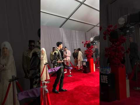 Legendary #Glambot at #Grammys @colewalliser #music #artist thumbnail