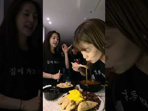 친구들과 짜장면❤️❤️❤️ #mukbang #foodchallenge #rockpaperscissors #fyp #koreanfood thumbnail