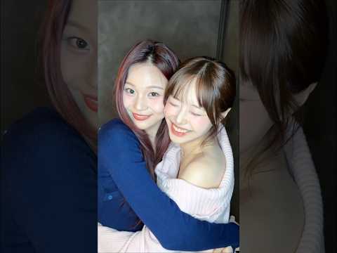 🙅🏻‍♀️🙆🏻‍♀️💙 with #엄지 #CHUU #츄 #XOMyCyberlove #VIVIZ thumbnail