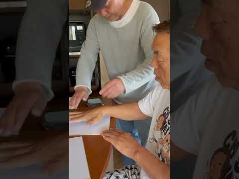 長州力が色紙に手形を押していくのをただ眺める動画 thumbnail