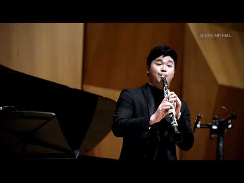 Han Kim plays Scaramouche, Suite for Clarinet and Piano by Darius Milhaud thumbnail