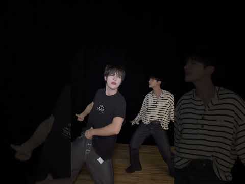 너 바지는 뭐냐?ㅋ #BAE173 #비에이이173 #MUZIN #무진 #BIT #빛 #싸이 #나팔바지 #shorts thumbnail
